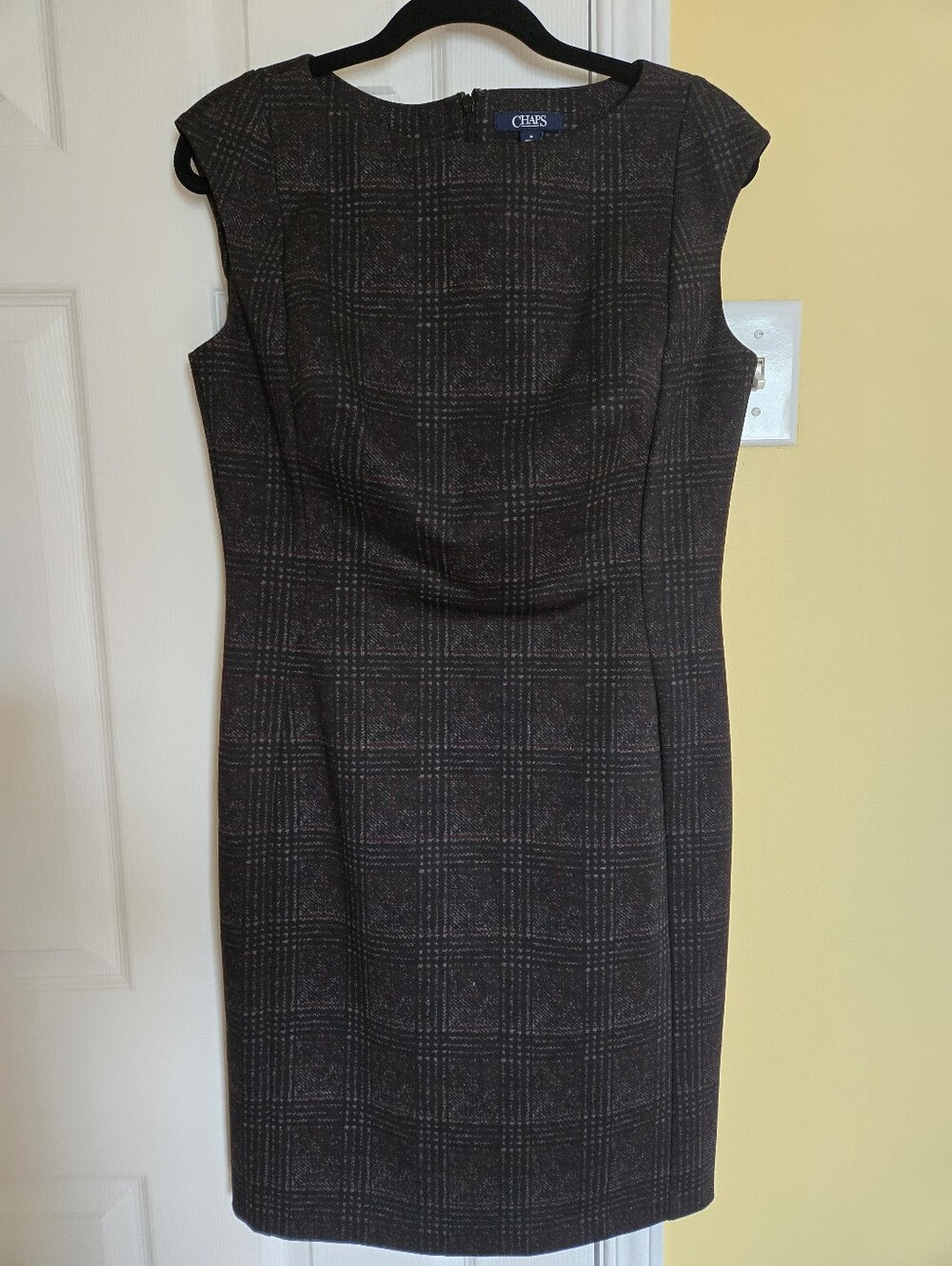 💋CHAPS Gray And Black Plaid Cap-Sleeve Sheath Dress With A Back Zipper